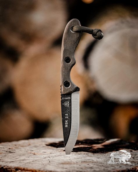 Check out my initial Tops MSK 2.5 Knife Review and get 10% off this knife + anything from Battlbox. More info at AnthonyAwaken.com #knife #neckknife #survivalknife #bushcraftknife #edcknife #everydaycarry #fixedblade #battlbox #topsknives Scout Carry Knife, Hiking Knife, Pairing Knife, Tops Knives, Outdoor Survival Kit, Pretty Knives, Bushcraft Knives, Edc Knife, Knife Design