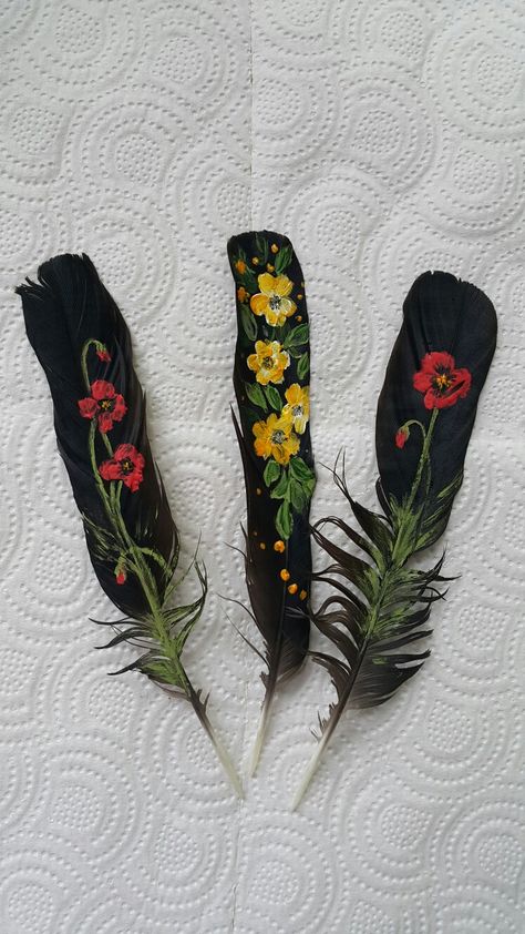 Projects With Feathers, What To Do With Chicken Feathers, Chicken Feather Art, Crafts To Do With Feathers, Diy With Feathers, Things To Do With Feathers, Chicken Feather Crafts Ideas, Painted Feathers Ideas, Things To Make With Feathers