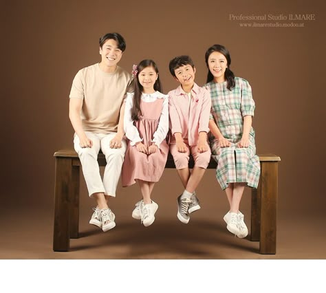 Studio Family Portraits, Family Potrait, Family Photo Studio, Family Portrait Outfits, Big Family Photos, Family Studio Photography, Cute Family Photos, Family Photoshoot Poses, Family Portrait Poses