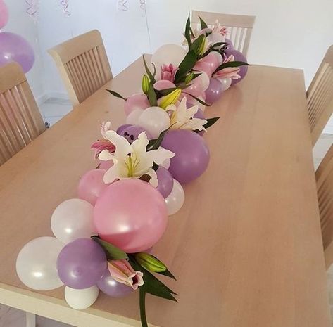 Wedding Diy Centerpieces, Balloons And Flowers, Wine Bottle Centerpieces, Tafel Decor, Diy Balloon Decorations, Balloon Arrangements, Halloween Tattoo, Aesthetic Garden, Balloon Centerpieces