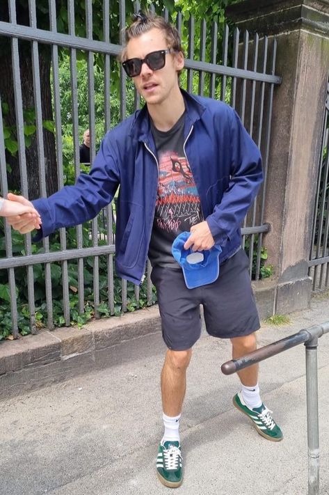 Harry Styles Sambas, Harry Styles Adidas, Harry Styles Clothes, Harry Outfits, Harry Styles Outfit, British Boys, Harry Styles Pictures, Harry Styles Photos, Mr Style