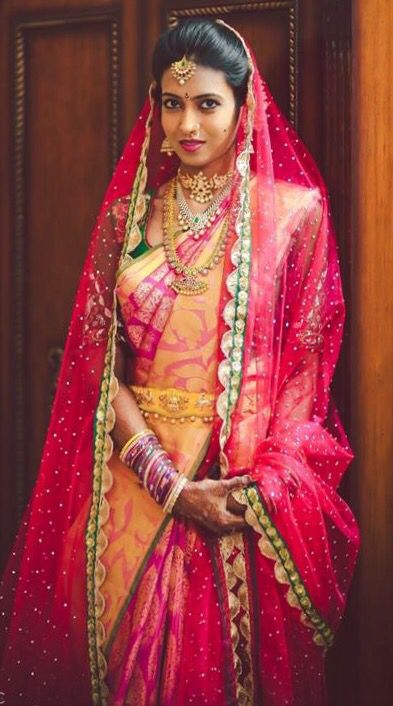 South Indian bride. Gold Indian bridal jewelry.Temple jewelry. Jhumkis. Pink… Meli Musugu, Hindu Bride Hairstyle, Papada Billa, Saree Veil, Antique Haram, Wedding Decors, Bridal Dupatta, Indian Bridal Sarees, Indian Bridal Photos