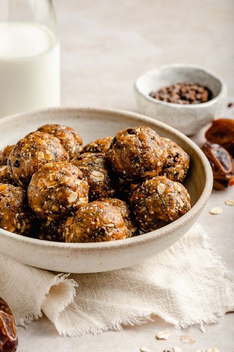 No bake oatmeal peanut butter cookie energy bites that taste just like your favorite cookie! These delicious, easy oatmeal cookie energy bites are packed with fiber and protein thanks to creamy peanut butter, oats and chia seeds. Add cacao nibs for rich chocolate flavor in every bite! #nobake #healthysnack #energybites #glutenfreesnack #kidfriendly #snackrecipe No Bake Oatmeal, Bake Oatmeal, Oatmeal Peanut Butter, Oatmeal Cookies Easy, Diet Cookies, No Bake Energy Bites, Peanut Butter Oats, Easy Oatmeal, Peanut Butter Oatmeal Cookies