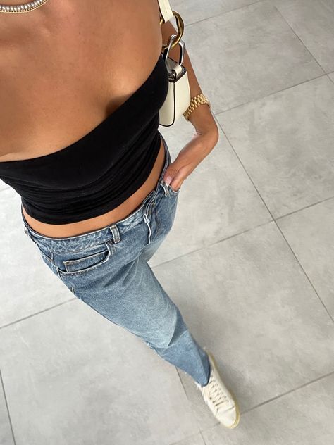 Black tube top, low rise jeans, pearl necklace, shoulder bag. Beige bag Tube Top Low Rise Jeans, Tube Top And Low Rise Jeans, Black Low Rise Jeans Outfit, Jeans Black Top Outfit, Black Top Outfit Casual, Jeans And Black Top Outfit, Low Jeans Outfit, Jeans With Black Top, Low Waist Outfit