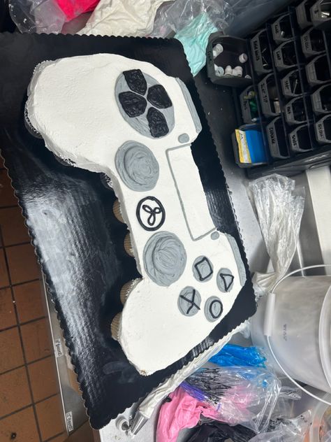 Controller Cupcake Cake, Sweet Recipes Desserts, Cupcake Cake, Game Controller, Sweet Recipes, Cupcake Cakes, Cupcake, Dessert Recipes, Cake