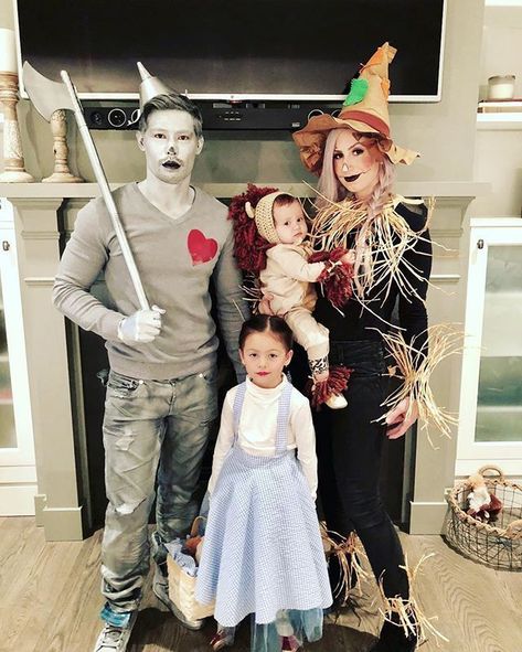 This list has all of the best family Halloween costumes. They work with baby, with toddler, and with kids. These costumes work well for 3 people, for 4 people, for 5 people, and more. These ideas are scary, funny, cute, unique, easy, and DIY. Some of the costumes include Peter Pan, circus, Toy Story, Mario Kart, Star Wars, superheroes, Hocus Pocus, Wizard of Oz, Harry Potter, The Incredibles, and other Disney costumes. Dobby Costume, Matching Family Halloween Costumes, Modest Halloween Costumes, Diy Fantasia, Stranger Things Halloween Costume, Family Themed Halloween Costumes, Sibling Halloween Costumes, Great Costume Ideas, Themed Halloween Costumes