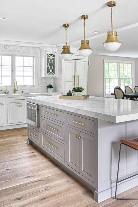 Veining Miter Thick Edge Counter Grey Island Cabinet Medium Tone Flooring Mitered Edge Countertop, Eclectic Kitchen Design, Kitchen Island Tops, Marble Kitchen Island, Light Grey Kitchens, Transitional Kitchen Design, Grey Kitchen Designs, Countertop Ideas, Kitchen New York