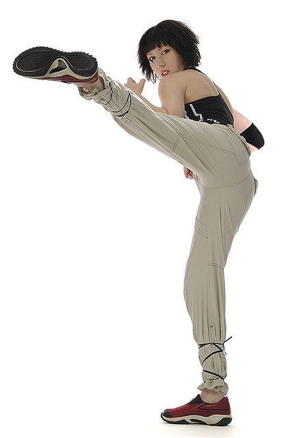 Roundhouse Kick. Maybe one day I will be able to kick that high! Pose Mannequin, Mode Poses, Mirror's Edge, Roundhouse Kick, Life Drawing Reference, Action Pose Reference, Workout Stuff, Photographie Portrait Inspiration, Anatomy Poses