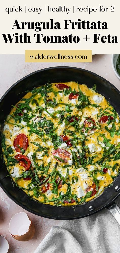 Overhead photo of tomato and arugula frittata in a black skillet. Eggs Feta, Fritata Recipe, Tomato Frittata, Healthy Egg Recipes, Arugula Recipes, Quick Lunch Recipes, Resep Salad, Frittata Recipes, Boiled Egg