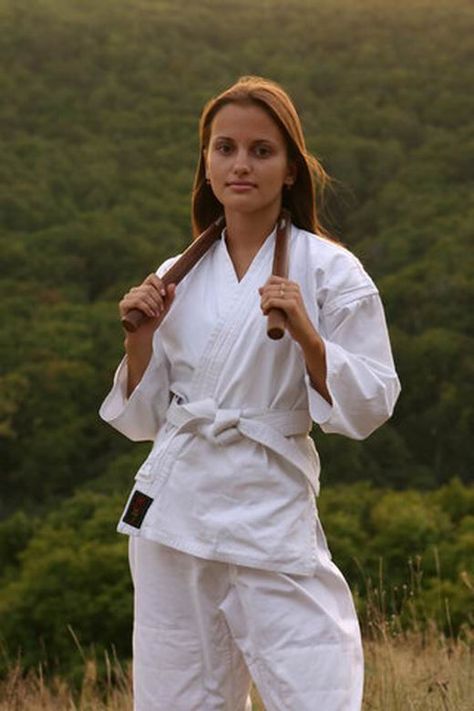 Karate Senior Pictures, Martial Arts Senior Pictures, Karate Photos, Wrestling Women, Women Karate, Quick Workouts, Female Martial Artists, Martial Arts Girl, Karate Girl