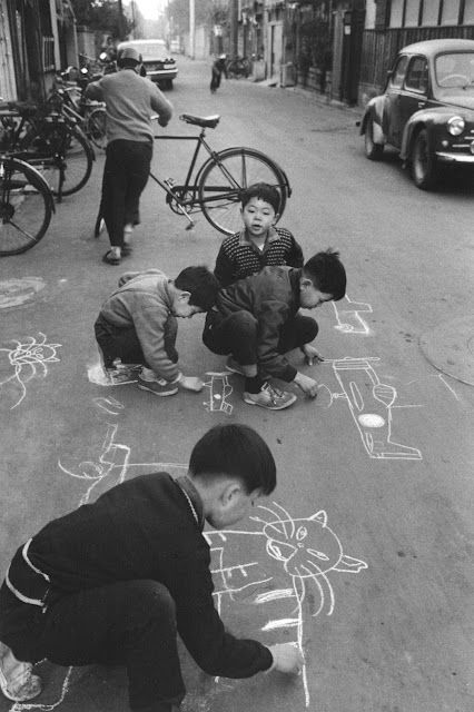 Children Drawing, Japanese Landscape, Chalk Drawings, We Are The World, Maneki Neko, Vintage Japan, 인물 사진, Black And White Photographs, Japanese Culture