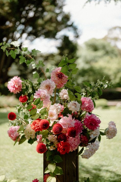 Chuppah Flowers Wedding, Wedding Altar Flowers, Fall Wedding Flower Inspiration, Altar Flowers Wedding, Altar Arrangements, Chinese Wedding Decor, Beautiful Wedding Ceremony, Highlands Wedding, Pink Flower Arrangements