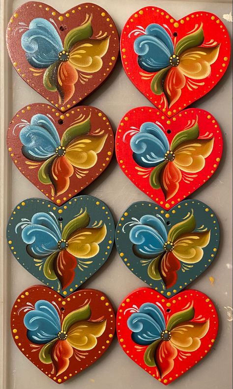 Rosemaling Ornaments, Rosemaling Christmas, Easter Art Lessons, Scandinavian Rosemaling, Norwegian Winter, Scandinavian Embroidery, Rosemaling Pattern, Folk Art Ornament, Norwegian Rosemaling