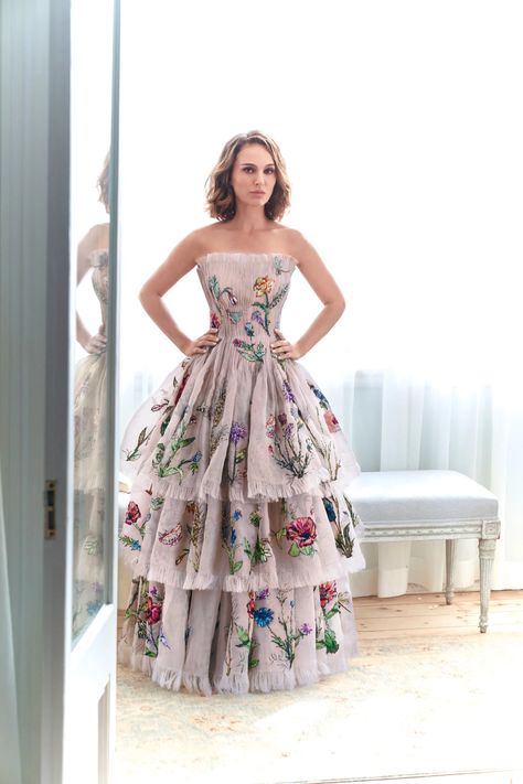 Natalie Portman on Summer Reading, Britney Spears, and the Scent of Love | Vanity Fair Natalie Portman Miss Dior, Natalie Portman Dior, Dior Gown, Dior Dress, Couture Mode, Miss Dior, Natalie Portman, Up Girl, Britney Spears