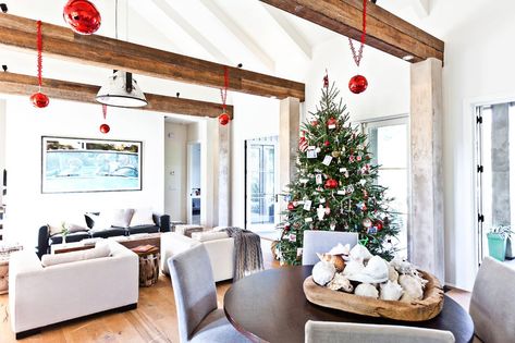 Looking to add a little sophistication with modern style? Add that extra touch this season with these 7 best modern Christmas tips! Beach Christmas Trees, Contemporary Family Room, Beachfront Decor, Swedish Decor, Modern Christmas Tree, Christmas Interiors, Contemporary Christmas, Style Cottage, Coastal Christmas