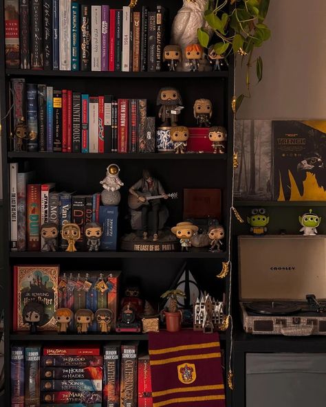 Harry Potter Book Shelf Ideas, Slytherin Dorm Room Ideas, Harry Potter Dorm Room Ideas, Room Ideas Shifting, Room Ideas Harry Potter, Slytherin Dorm Room, Harry Potter Dorm Room, Harry Potter Dorm, Harry Potter Bookshelf