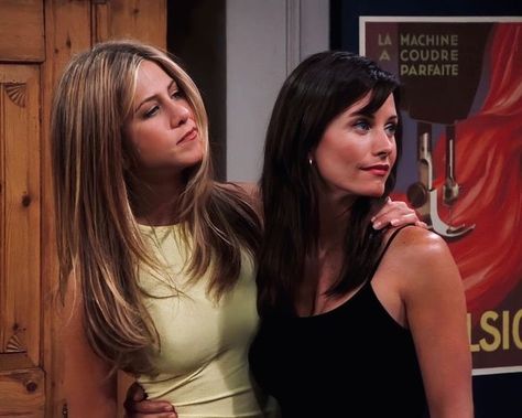 Iconic Brunette Duos, Friends Best Moments, Friends Scenes, I'm Just A Girl, Duo Halloween Costumes, Friends Cast, Monica Geller, Friends Moments, Friends Series