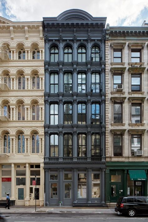 Manhattan Buildings, City Houses, City Inspiration, Classic Facade, Window Designs, Apartment Architecture, Modern Architecture House, Classical Architecture, Nova York