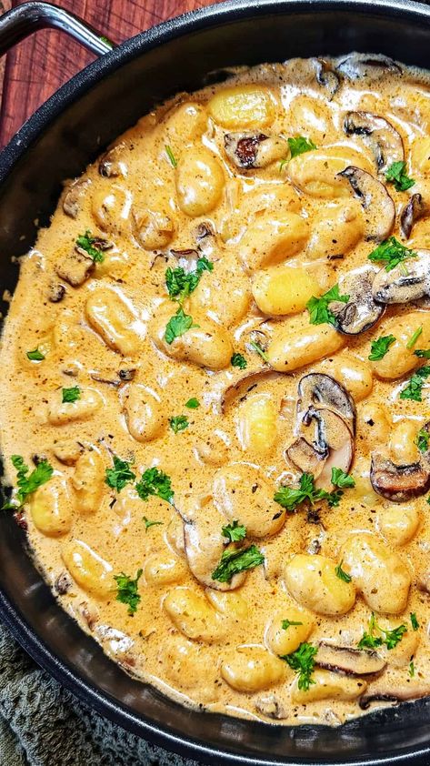 Cremige Gnocchi-Pilz-Pfanne Creamy Gnocchi, Easy Hair Ideas, Cooking Cream, Food C, Fast Lunch, Hairstyles Trendy, Gnocchi Recipes, Pigtail Hairstyles, Pan Recipes