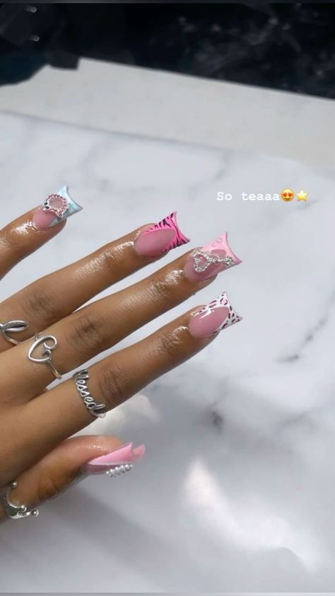 The latest nail style trend to hit Instagram is a creative way to celebrate the season. Users are uploading images of nails painted to look like the knit sweaters that are perfect for this time of the year.  . Nails Girly, Nails Painted, Girly Acrylic, Nails Gel Nails, Acrylic Toe Nails, Hard Nails, Duck Nails, Nail Trend, Colored Acrylic Nails