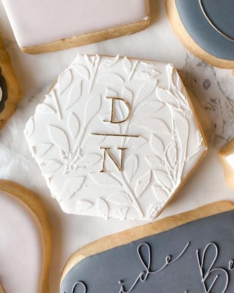 Iced Bridal Shower Cookies, Blue Engagement Cookies, Wedding Cookies Fondant, Black And White Wedding Cookies Decorated, Elegant Bridal Shower Cookies, Diy Wedding Cookies, Classy Wedding Cookies, Wedding Favor Sugar Cookies, Decorative Cookies Wedding