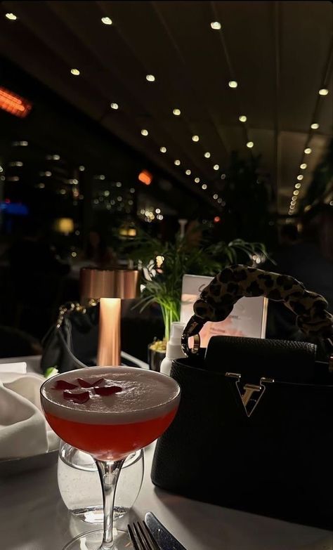 Pretty Alcoholic Drinks, Rich Girl Lifestyle, Fancy Drinks, Pretty Drinks, Healthy Lifestyle Inspiration, Future Lifestyle, Wine And Dine, Night Aesthetic, Food Obsession