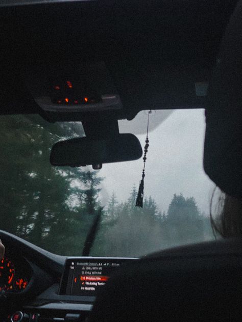 Rainy Road Trip, Rainy Washington, Winter Cozy Aesthetic, Rain Drive, Pnw Roadtrip, Playlist Vibes, Car Keychain Ideas, Oregon Aesthetic, Seattle Rain