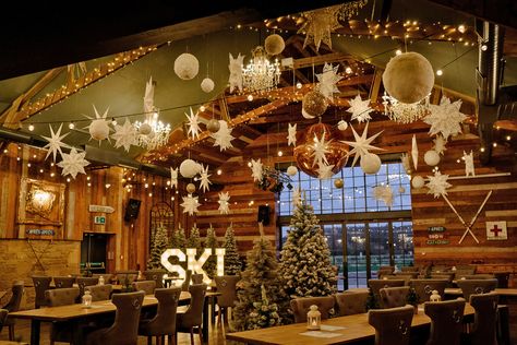 Lodge Bar Design, Ski Lodge Bar, Ski Christmas Decor, Apres Ski Decor, Apres Ski Party Decoration, Ski Lodge Christmas, Ski Lodge Party, Ski Lodge Wedding, Vintage Ski Lodge