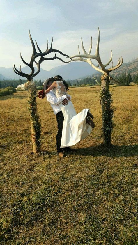 Antler Wedding Arch, Country Wedding Arches, Antler Wedding Decor, Country Wedding Pictures, Western Wedding Rings, Nordic Wedding, Country Western Wedding, Antler Wedding, Western Themed Wedding