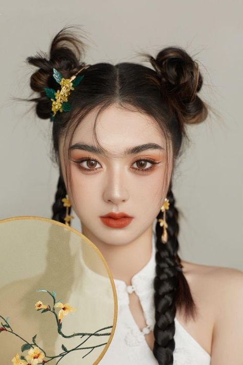 Chinese Look Make Up, Year Of The Dragon Makeup, Qipao Hairstyle, Chinese New Year Hairstyle, Cheongsam Hairstyle, Chinese New Year Makeup, Chinese Makeup Look, Dragon Makeup, New Year Hairstyle