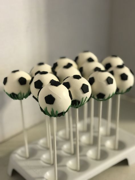 Football Theme Bday Decoration, Soccer Theme Cake Pops, Soccer Theme Desserts, Soccer Party Dessert Table, Soccer Ball Theme Birthday Party, Soccer Birthday Treats, Soccer Ball Birthday Party Ideas, Cake Pops Football, Soccer Cupcakes For Boys