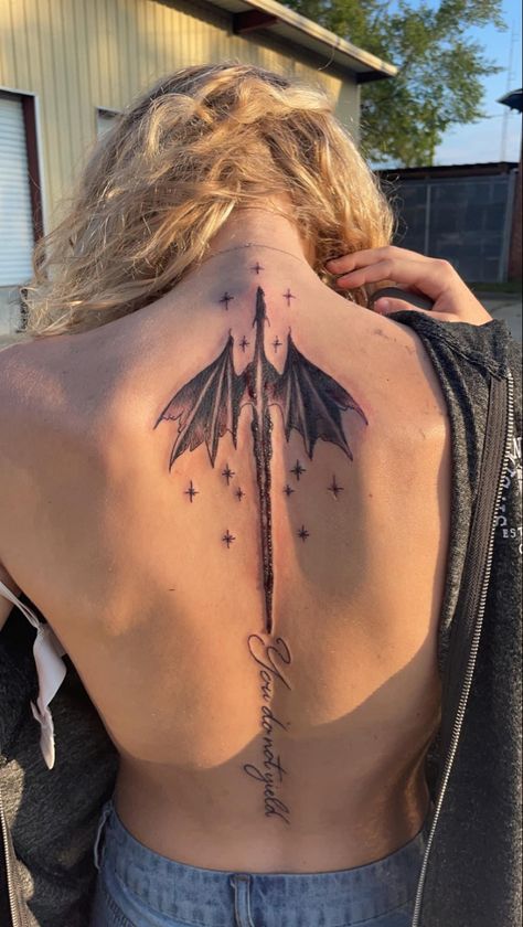 Forearm Into Hand Tattoo, Arm Twist Tattoo, Fourth Wing Back Tattoo, Bookish Back Tattoos, Throne Of Glass Back Tattoo, Acotar And Fourth Wing Tattoo, Fourthwing Tattoos, Dragon Spine Tattoos For Women, Bookish Spine Tattoo