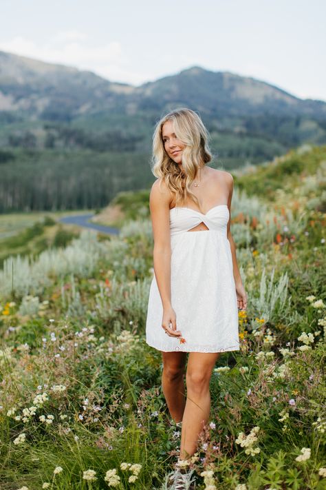 summer photoshoot inspo, summer senior pictures, senior portraits, senior photos, senior picture inspiration, bridals, utah bridals, utah bridal session, park city utah, park city wedding photographer, park city engagement photographer, mountain engagement, engagement session, white dress, wildflowers, wildflower photoshoot, flowers, colorful flowers, flower boquet photoshoot, mountain flower photos, inspiraiton, inspo, summer sunset pictures, summer sunset vibes, spring in the mountains, blonde Senior Pictures Outfits Mountains, Wyoming Senior Pictures, Cliff Senior Pictures, Senior Photo Editing, Graduation Pictures Mountains, Idaho Senior Pictures, Senior Photos In Mountains, Senior Picture Ideas Utah, Senior Pictures Desert