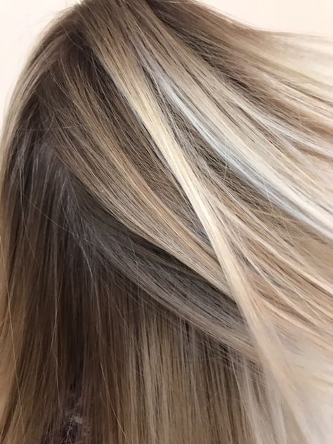 A shadow root and dimensional blonde Blonde Shadow Root, Hair 2022, 2023 Hair, Dimensional Blonde, Shadow Root, Brown Hair With Blonde Highlights, Blonde Hair With Highlights, Brown Blonde Hair, Brown Blonde