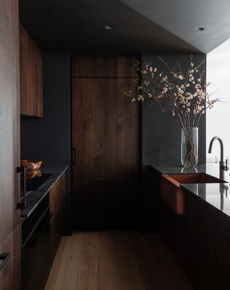 Moody Kitchen, Moody Interiors, Dark Interiors, Nyc Apartment, Kitchen Fittings, House Inspo, Dream Home Design, Interior Design Inspiration, 인테리어 디자인