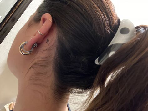 R Tattoo Behind Ear, Tattoo Letter R Initials, Behind The Ear Tattoo Ideas Initials, Birth Year Behind Ear Tattoo, Cursive R Tattoo, Behind The Ear Name Tattoo, R Tattoo Letter Initial, R Initial Tattoo, Tiny Initial Tattoo