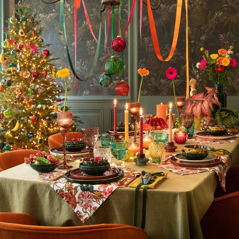 An Extra festive table for Christmas! | Maisons du Monde Ideas Decoracion Navidad, Rainbows Christmas, Christmas Dinner Party, Hosting Christmas, Christmas Decor Inspiration, Xmas Deco, Christmas Interiors, Christmas Inspo, Festive Tables