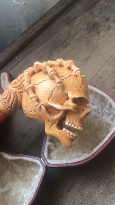 Skull Pipe, Ladies Bar, Diy Projects For Men, Meerschaum Pipe, Wooden Words, Pipes And Cigars, Beards, Cool Gadgets, Cigars