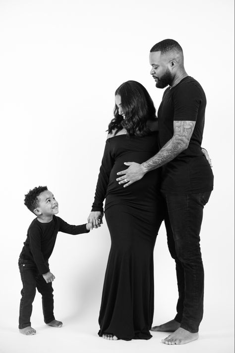 Black Outfit Maternity Pictures, Maternity Shoot Family Of 3 Studio, Maternity Photography Family Of 3 Studio, Maternity Photoshoot Family Of 3, Black Dress Maternity Pictures Family, Neutral Maternity Shoot, Maternity Photography Poses Family, Maternity Family Studio Photoshoot, Maternity Photoshoot With Family