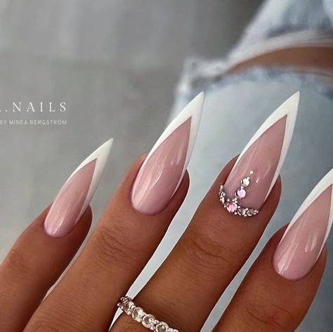 Jet Set Beauty GmbH on Instagram: "Easy Build Nature , French white and crystal shine 💖 @minea.nails @jet_set_beauty_nails #jetsetbeautyproducts #nailsnailsnails #nailaddict #nailpolish #nailtech #frenchnails #frenchnails💅 #nailartist #nailfashion #nailinstagram" French Stiletto Nails, White Stiletto Nails, Pink Stiletto Nails, Stilleto Nails Designs, Long Nail Designs, Nails Design With Rhinestones, Stiletto Nails Designs, Luxury Nails, Chic Nails