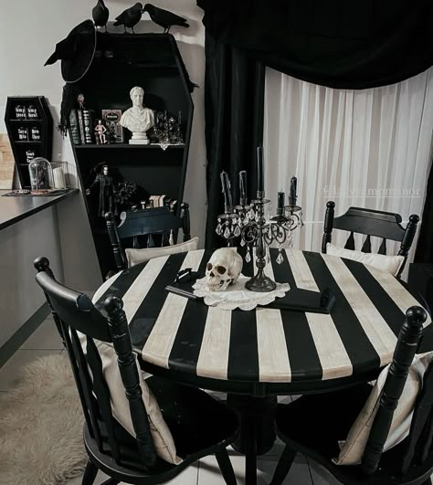 Skeleton Bedroom Aesthetic, Casa Rock, Gothic Homes, Goth Kitchen, Goth Houses, Gothic Kitchen, Gothic Decor Bedroom, Goth Bedroom, Gothic Room