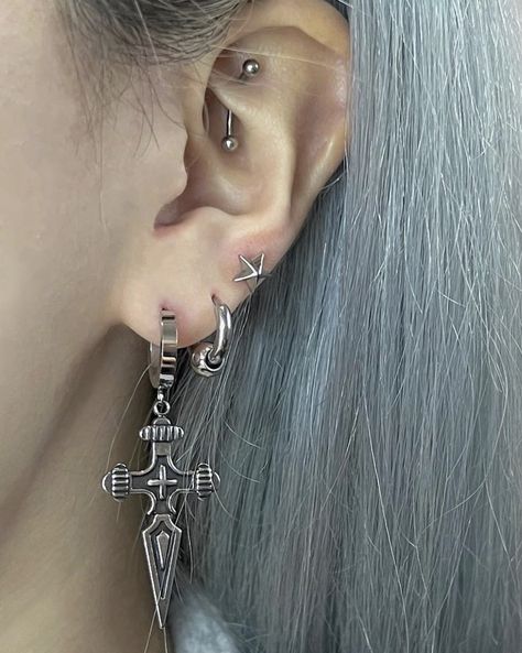 Masculine Peircings, Nose Piercing Ideas, Star Piercing, Chrome Cross, Grunge Earrings, Ear Peircings, Cool Ear Piercings, Pretty Ear Piercings, Cool Piercings