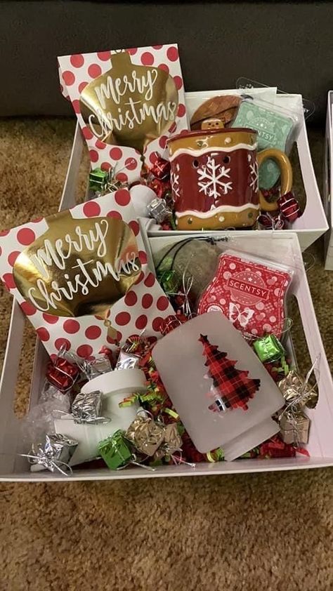 Scentsy Gift Baskets, Scentsy Booth, Scentsy Office, Fall Basket Ideas, Scentsy Gifts, Diy Christmas Gifts For Coworkers, Scentsy Sample Ideas, Scentsy Christmas, Scentsy Facebook Party