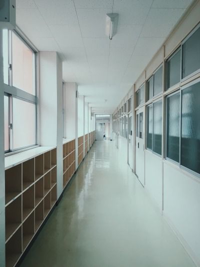 School Corridor Aesthetic, Japanese School Exterior Design, Japan School Background, School Hallways Japanese, Japanese Private School Building, Tokyo School, Boarding School Aesthetic, Japanese High School, School Places