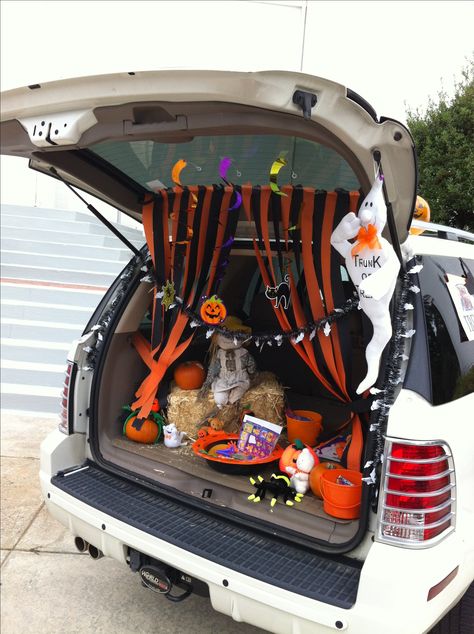 Trunk or treat decorating ideas Pumpkin Tablecloth, Halloween Car Decorations, Trunk Or Treat Ideas, Halloween Crafts Preschool, Halloween 2014, Treat Ideas, Halloween Time, Creative Activities For Kids, Trunk Or Treat