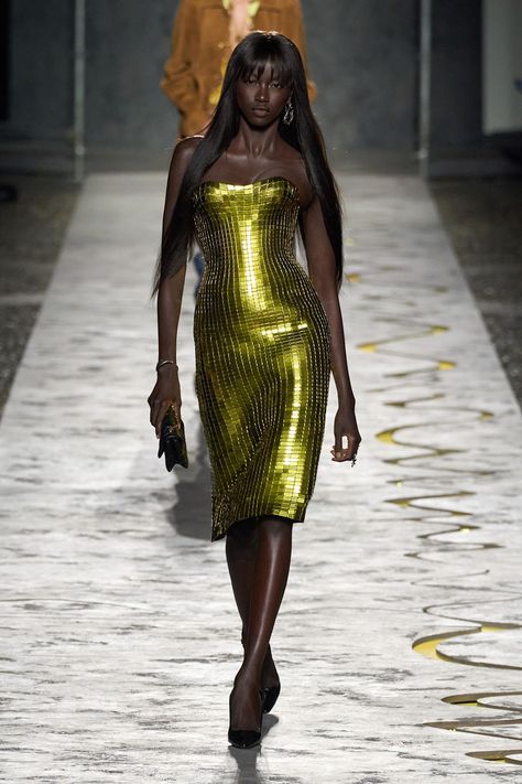 Versace Runway, Versace Spring, Runway Fashion Couture, Versace Fashion, Versace Dress, Versace Collection, Women Wedding Guest Dresses, Red Carpet Dresses, Green Fashion