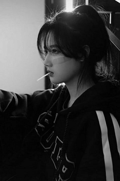 Mad Korean girl Mafia Wallpaper Girl, Mafia Girl Pfp, Korean Outfits Black, Mafia Girls Aesthetic, Mafia Aesthetics Women, Mafia Girl Outfits, Gangster Girl Aesthetic, Korean Girl Wallpaper, Tomboy Girl Aesthetic