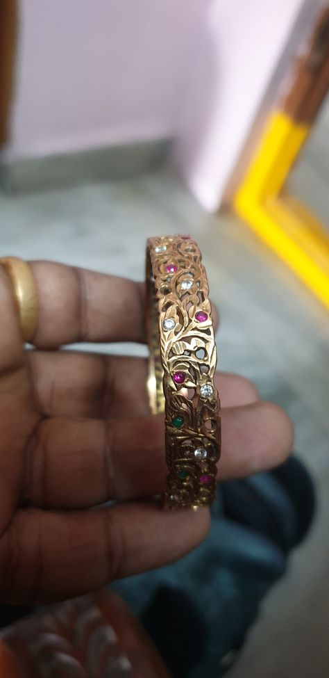 Pearl Bangles Indian Gold, Bangles Indian Gold, Vanki Designs Jewellery, Traditional Bangles, Kada Bangles, Pearl Bangles, Gold Jewellry, Diamond Jewelry Set, Gold Jewelry Simple Necklace