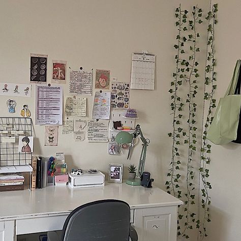 Indie Desk, Art Deco Houses, Desk Aesthetic, Desk Inspo, Study Board, Room Stuff, Green Room, Room Deco, Indie Room