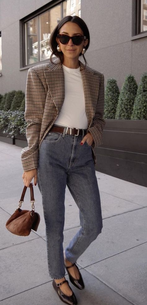 New Year’s Eve Outfits Casual Winter, Back To Work Outfits Offices, Business Casual Millenial, Italian Looks Outfit, Fall Inspo 2024, Cognac Blazer Outfits, Work Outfit Spring 2024, Romantic Outfit Fall, Maroon Shoes Outfit Women